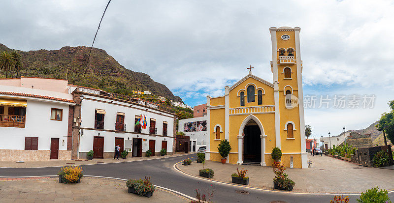 加那利群岛拉戈梅拉北部Hermigua村市政厅旁的Iglesia de La encaracion全景